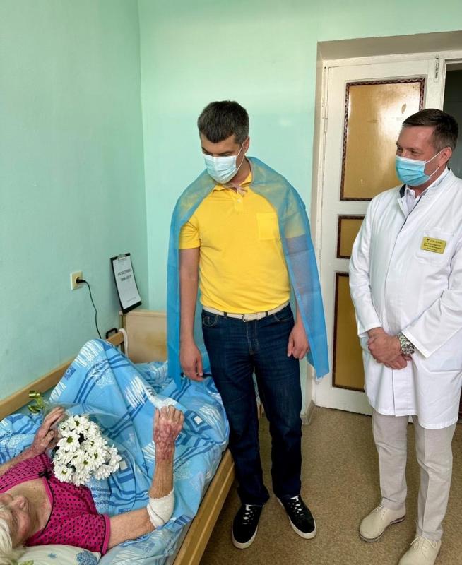 Директор Департамента здравоохранения Курганской области Алексей Сигидаев и главный врач КОКБ Николай Плотников поздравили с выпиской пациентку ожогового отделения нашей больницы.